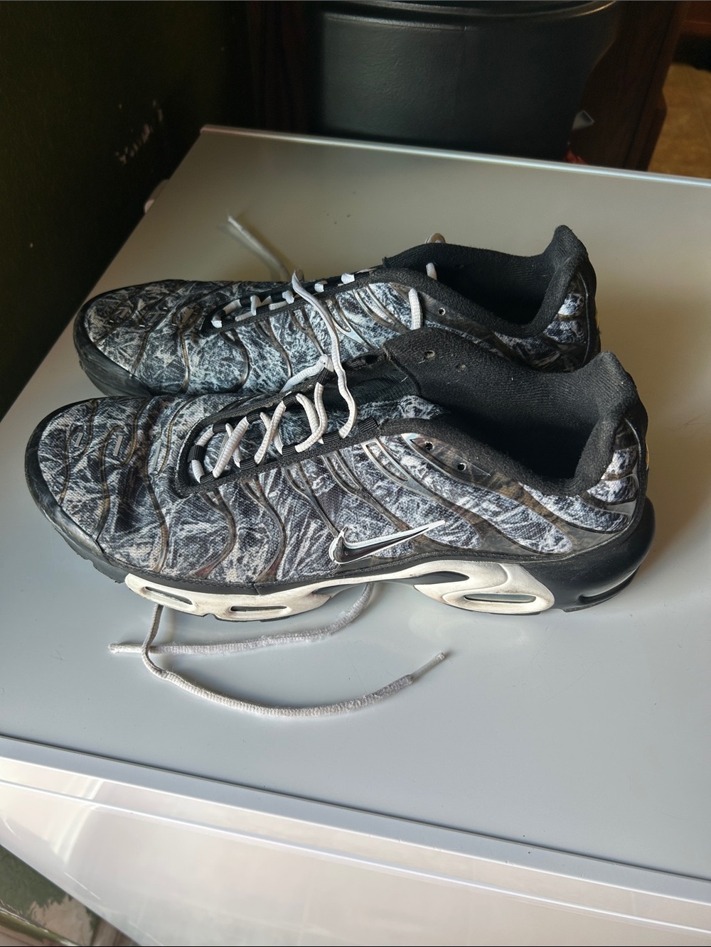 Nike Men’s Black and White Patterned Sneakers